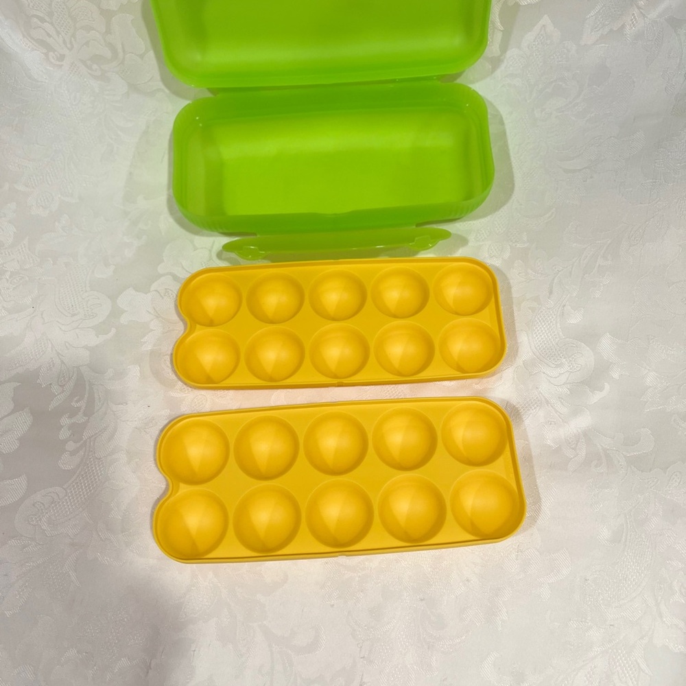NEW (NIP) Tupperware Egg Storer Portable Case Hard-Shell Storage - Picture 3 of 10